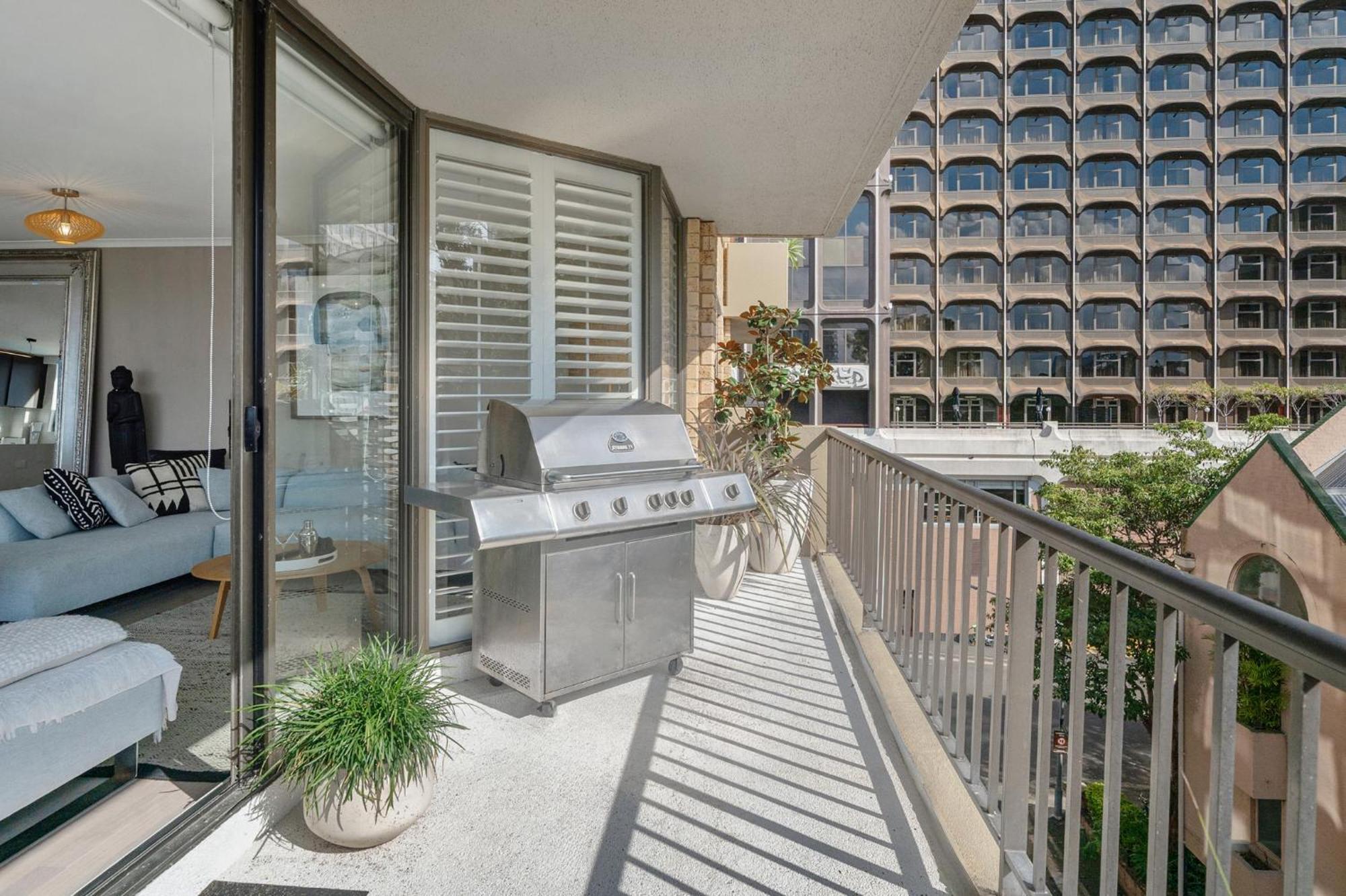 Inner Harbour Views With Parking Apartment
