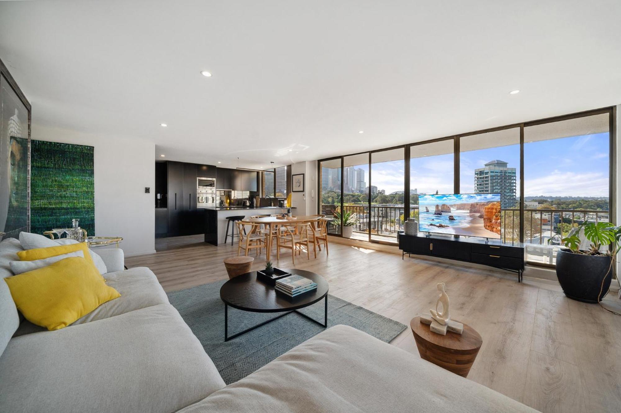 Inner Harbour Views With Parking Apartment