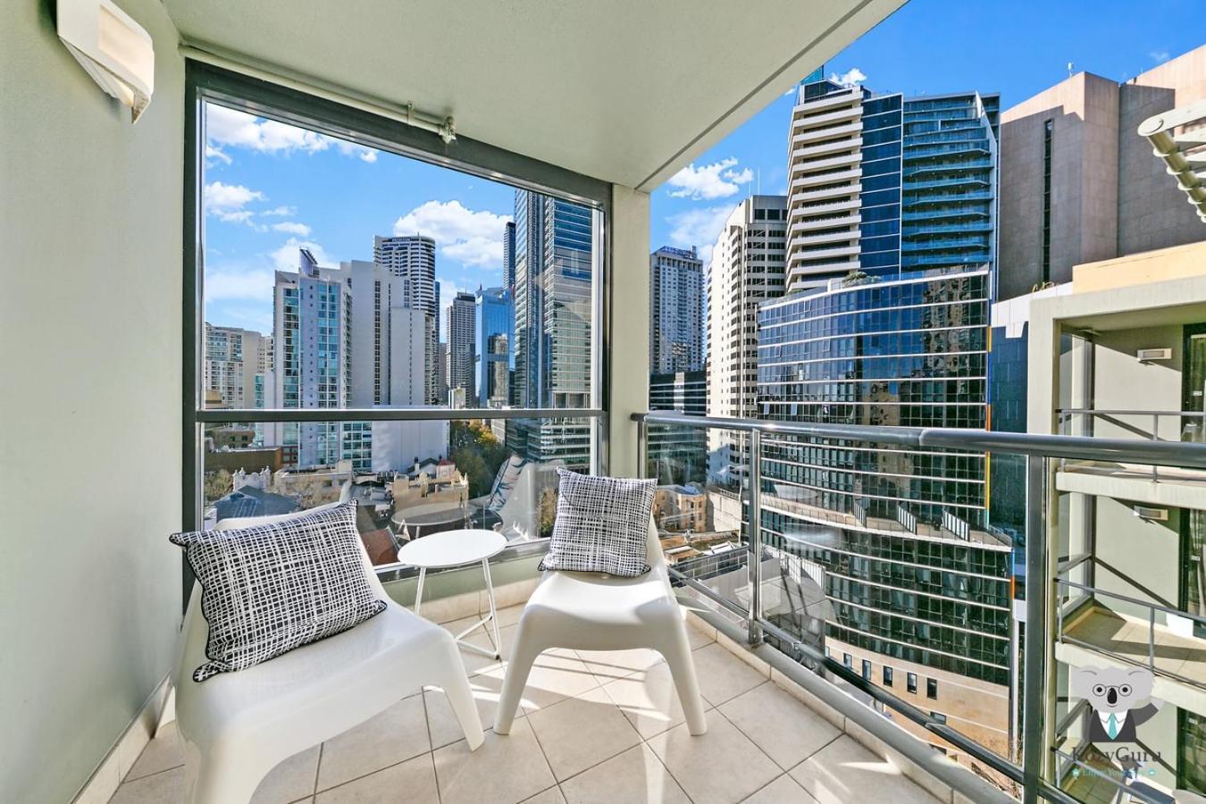 Bright 2-bedroom With Views Apartment *