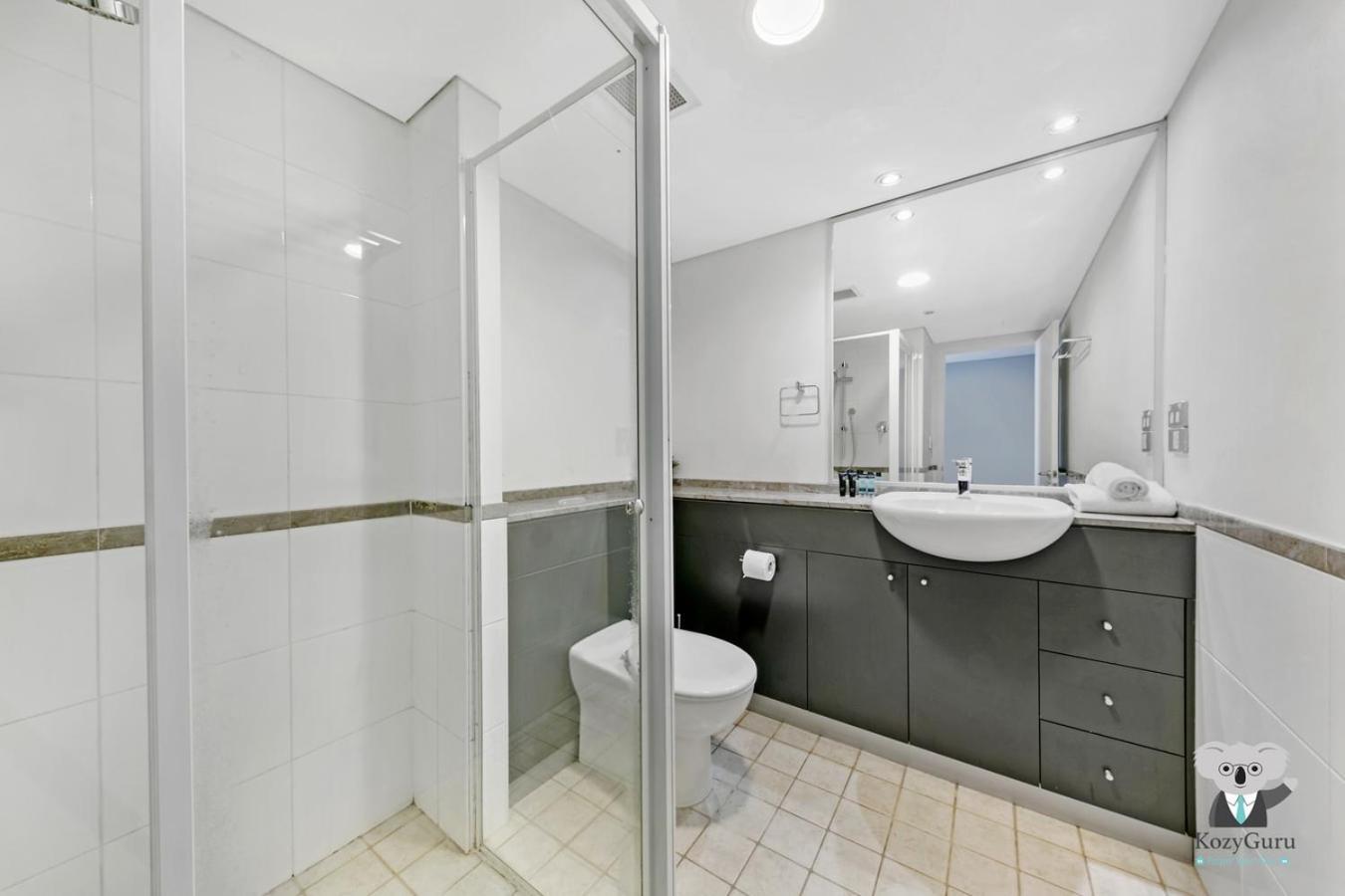 Bright 2-bedroom With Views Apartment *