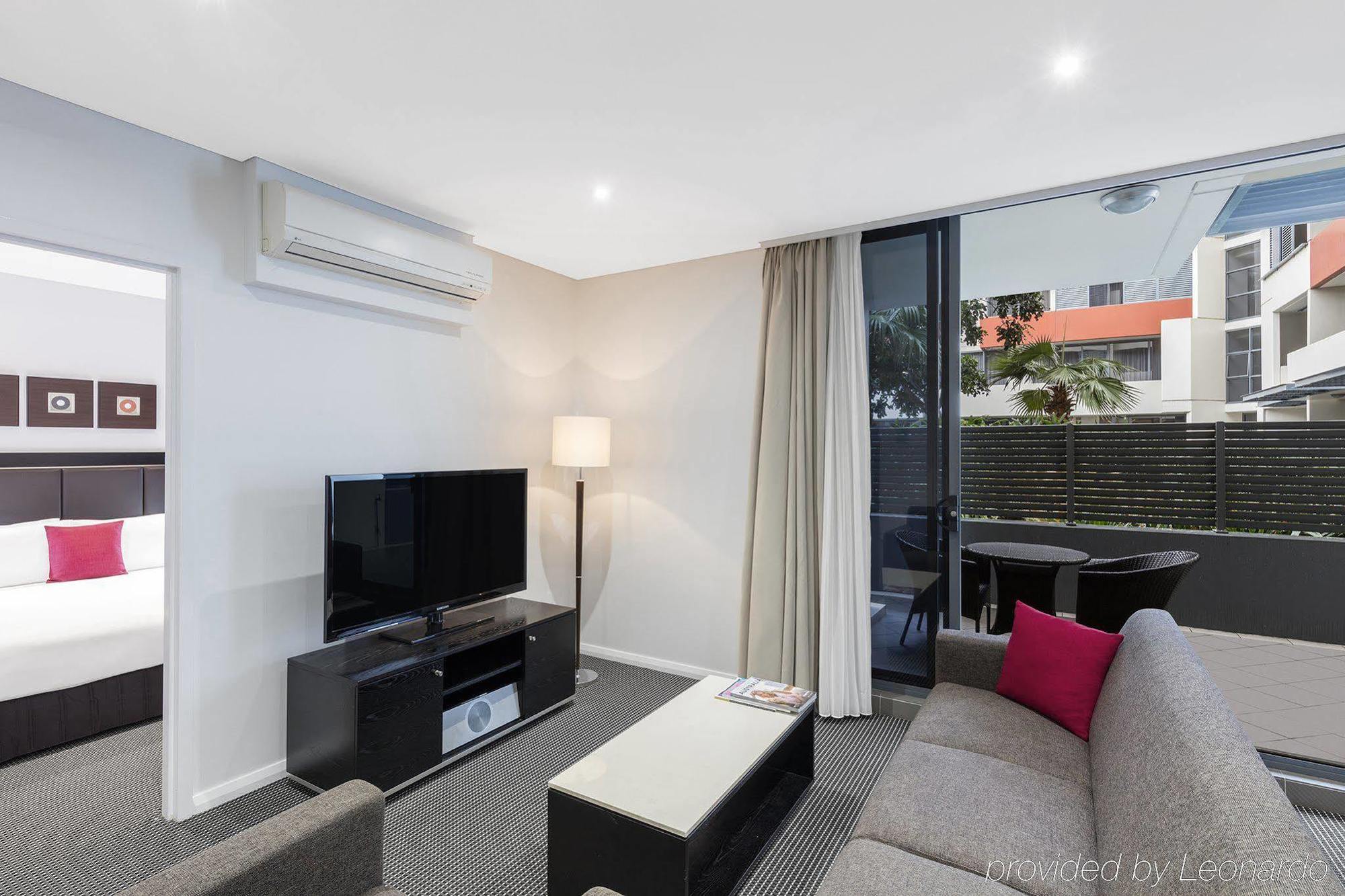 Hotel Meriton Waterloo 5*