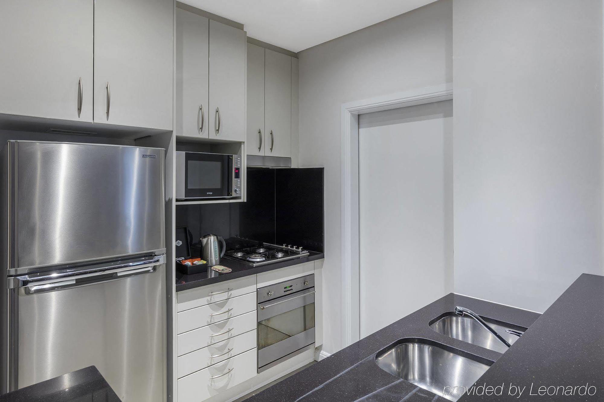 Hotel Meriton Waterloo 5*