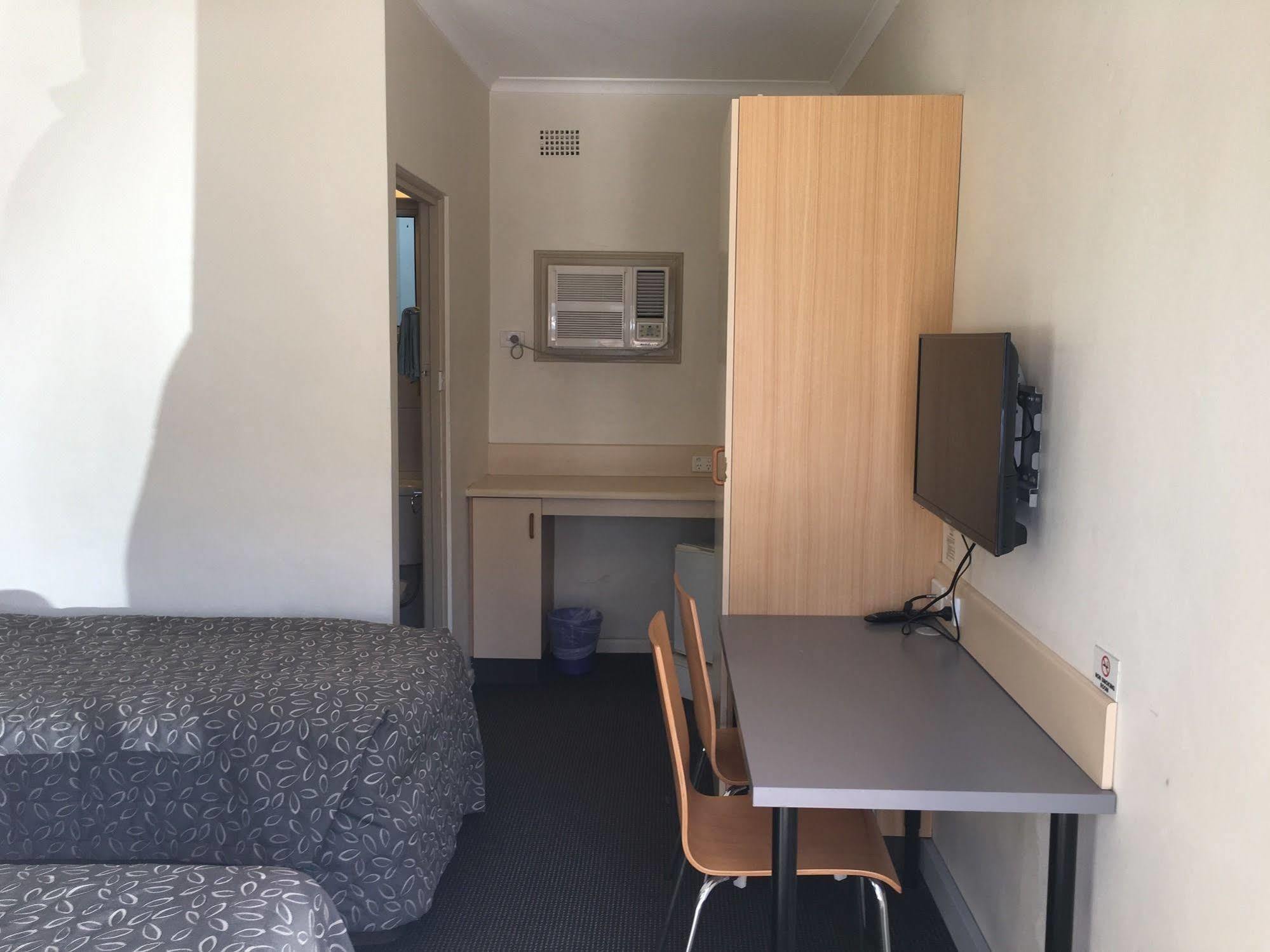 Westside Motor Motel 3*