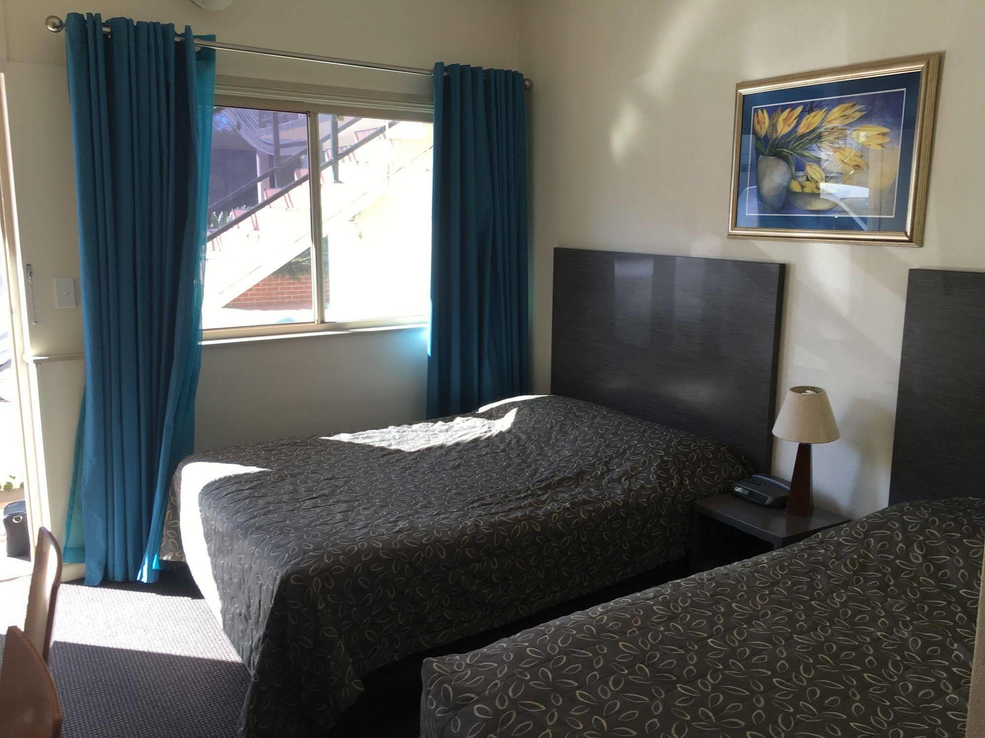Westside Motor Motel 3*