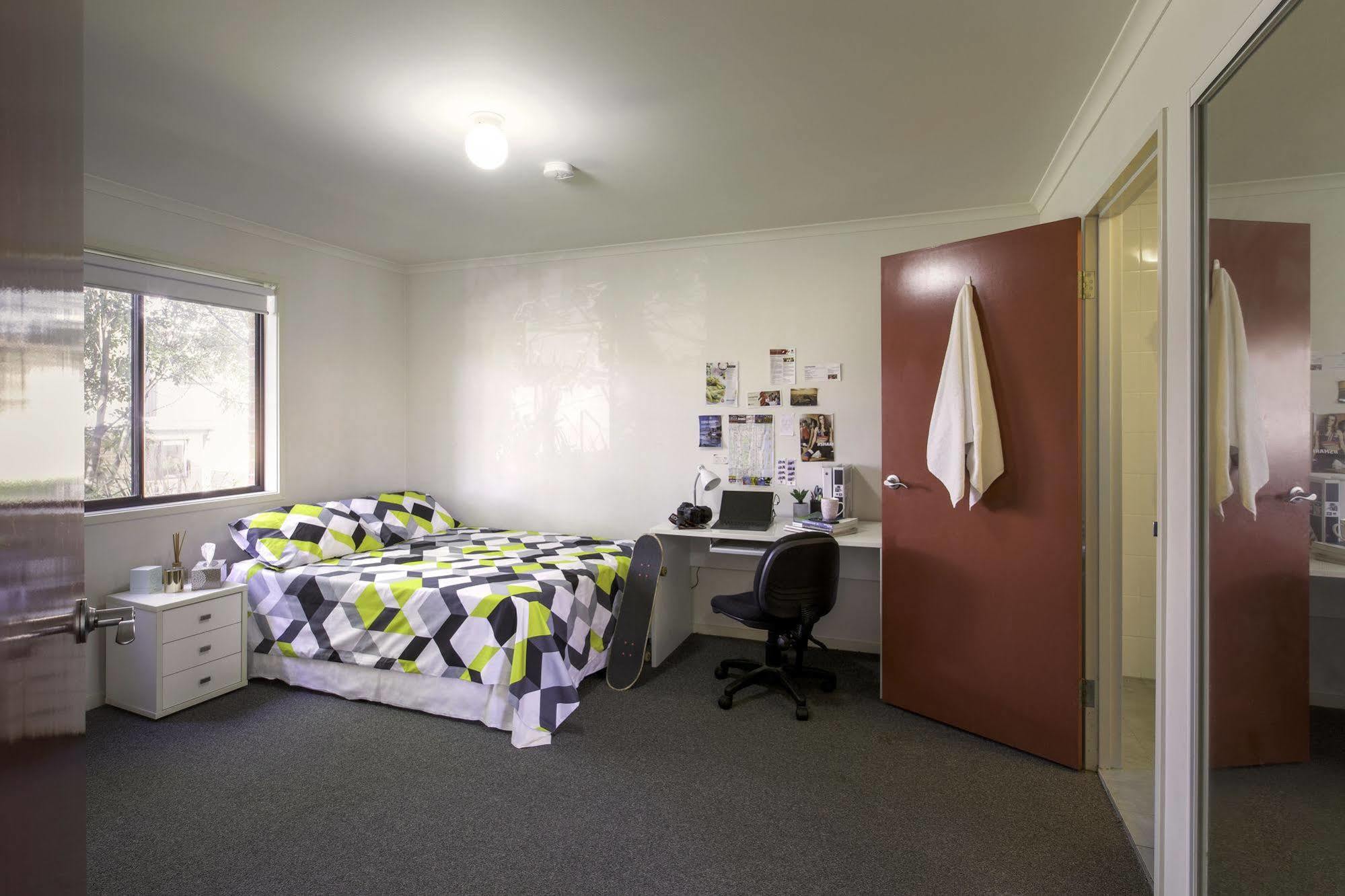 Macquarie Village 3*