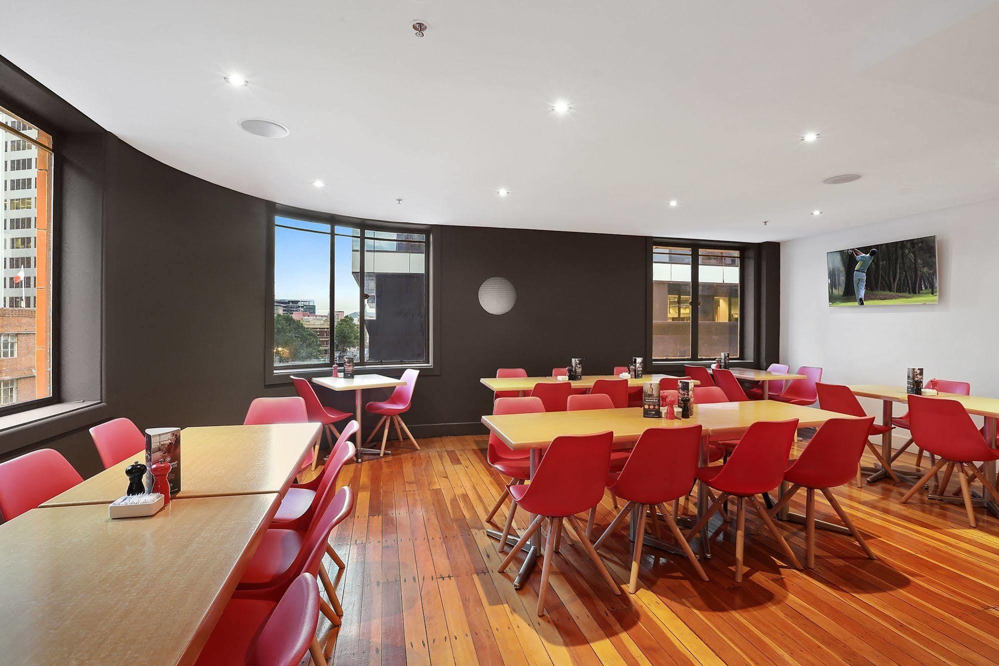 Hotel Ibis World Square