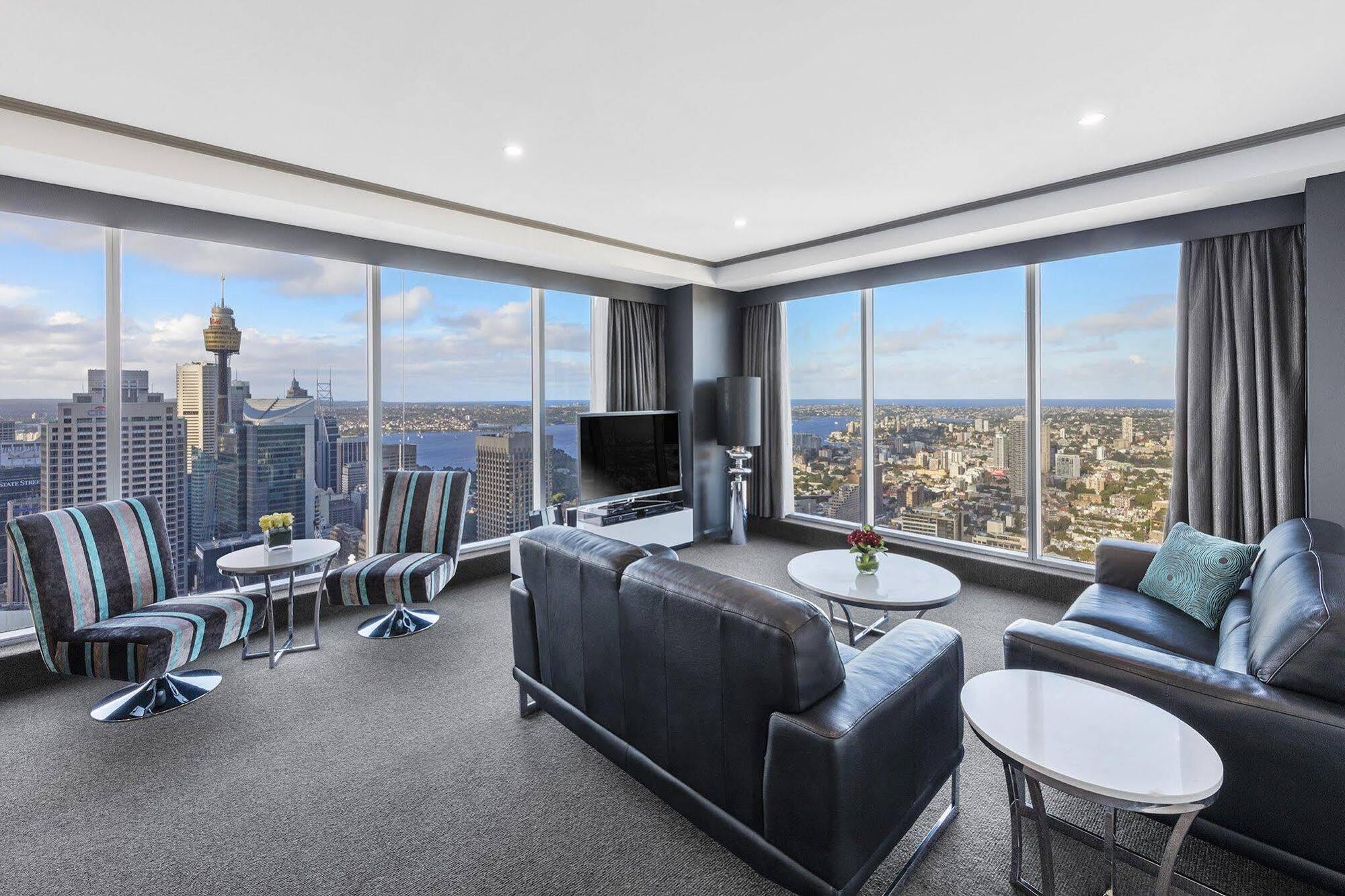Meriton World Tower,
