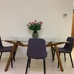 Spacious Putney Studio-2 Beds, Short Drive To Parklands & Olympic