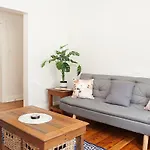 Sunlit 2-Bed Apartment Metres From The Beach