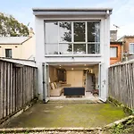 Well-Connected 4 Bedroom House & Central Station- 12 Mins Walk