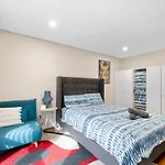 Well-Connected 4 Bedroom House & Central Station- 12 Mins Walk