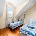 Well-Connected 4 Bedroom House & Central Station- 12 Mins Walk