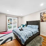 Well-Connected 4 Bedroom House & Central Station- 12 Mins Walk