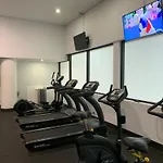 Amazing 1 Bedroom Apt With Large Living & Extra Sleeping Space -Up To 5 Ppl Plus Gym Jacuzzi Spa Pool Sauna And Garden With Bbq