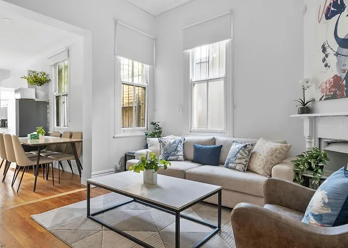 Newtown Nest - Chic Terrace Living Off King Street