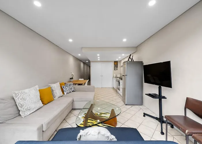 Well-Connected 4 Bedroom House & Central Station- 12 Mins Walk