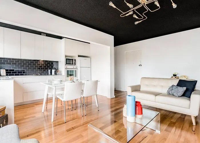 Renovated Retro Apartment Near Harbour Front Walks