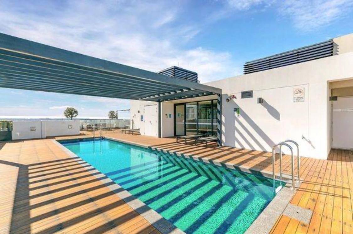 Apartment Modern Spacious Pad With Rooftop Pool And Gym