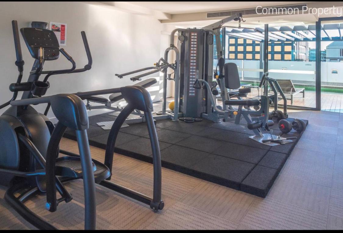 Apartment Modern Spacious Pad With Rooftop Pool And Gym *
