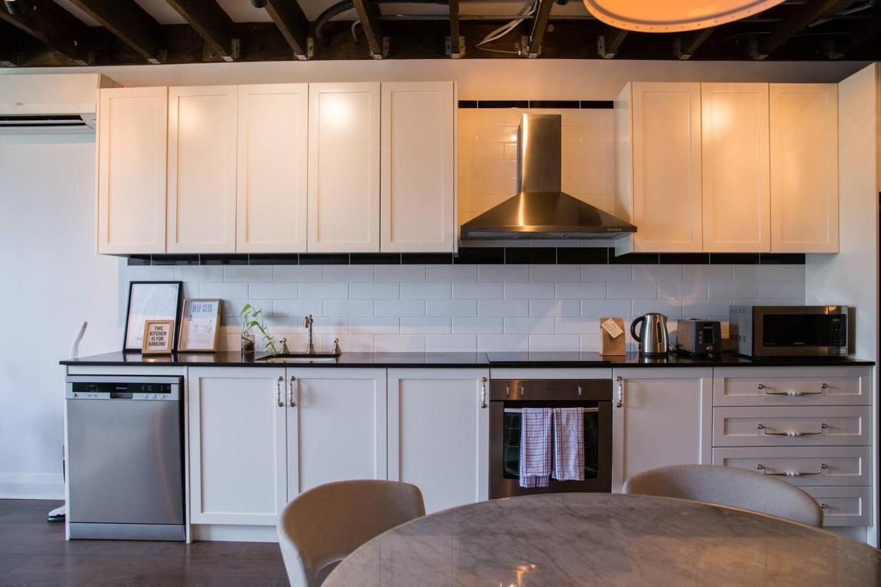 Apartment Loft-style Living - Sophisticated Urban Retreat