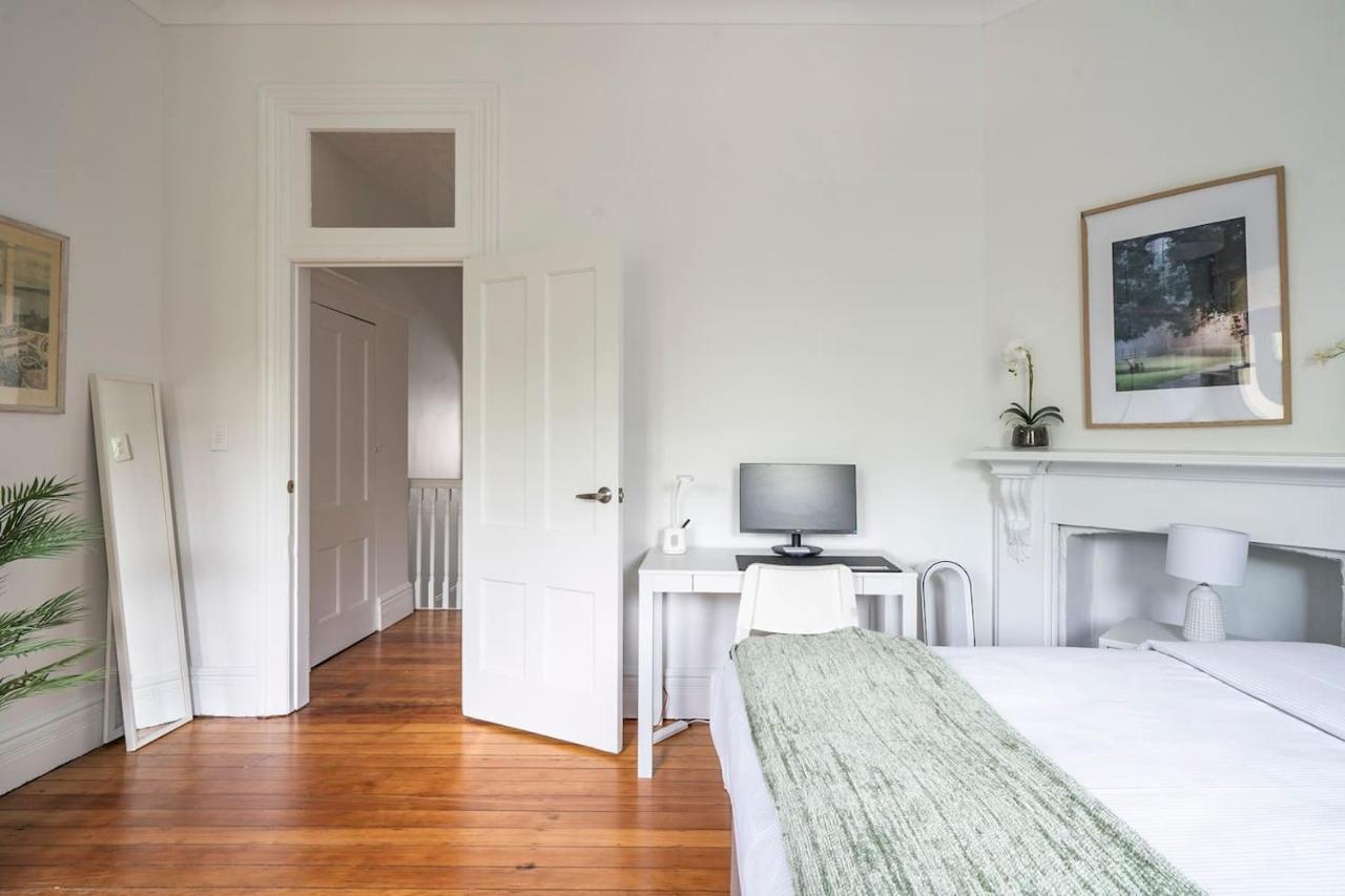 Holiday home Newtown Nest - Chic Terrace Living Off King Street *