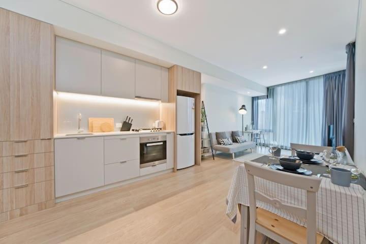 Stylish 1br Entire Cbd 5 Minutes Train Station Apartment *