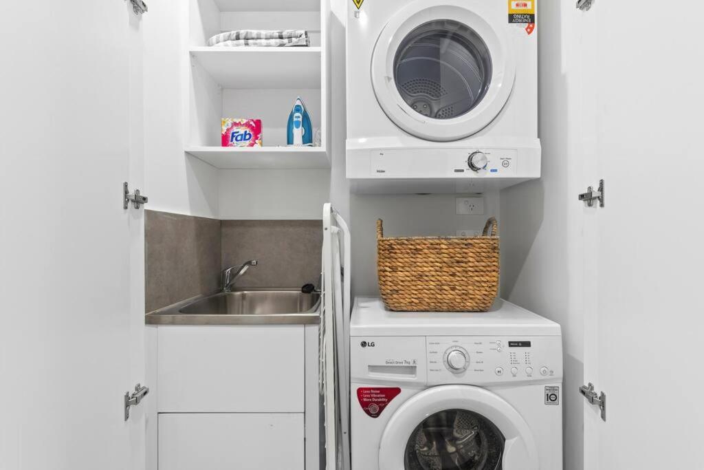 City Living: 1-bed Apt + Study Close Mq Station