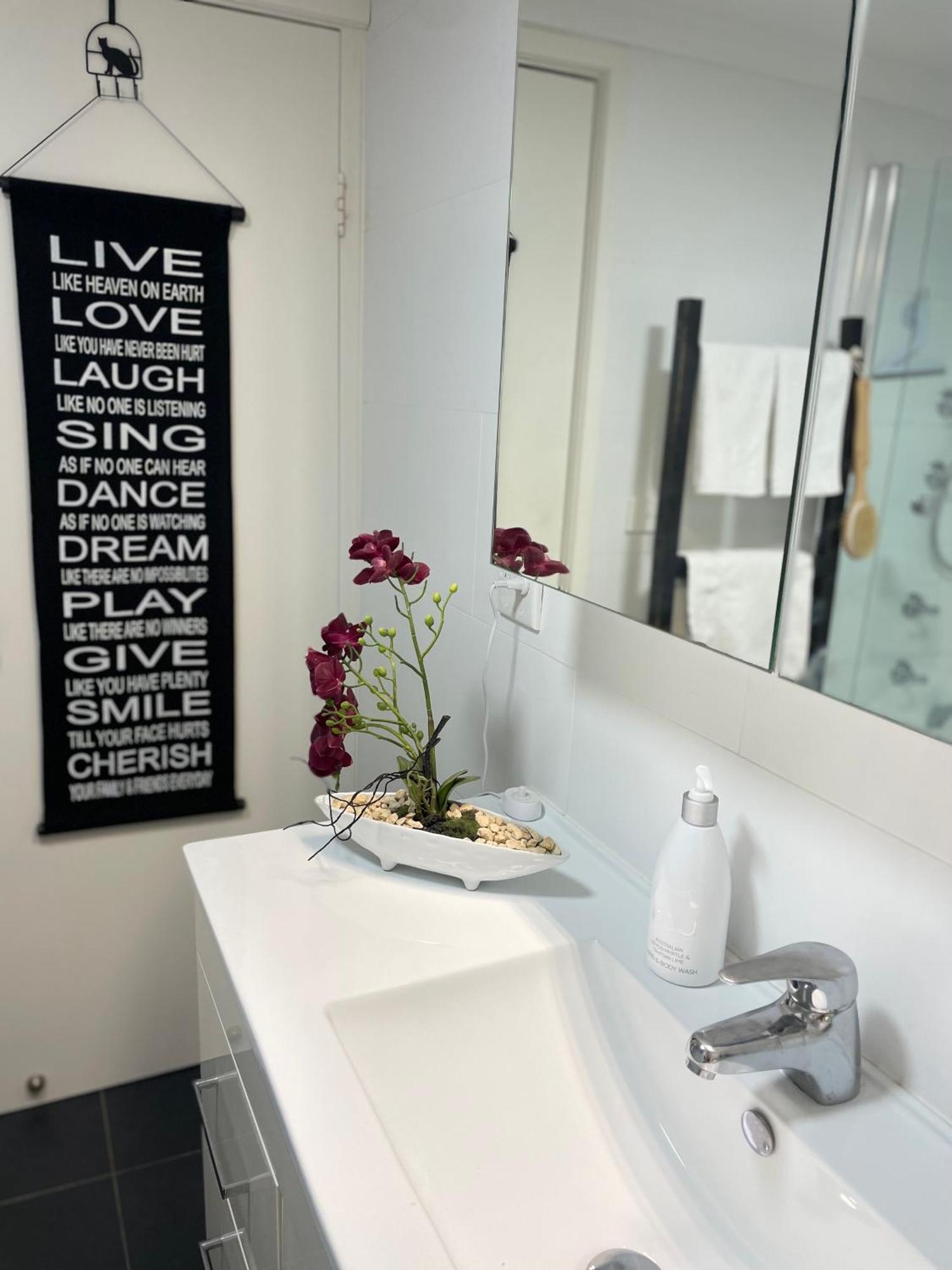 Manly Beachfront Deluxe En-suite Apartment Sydney