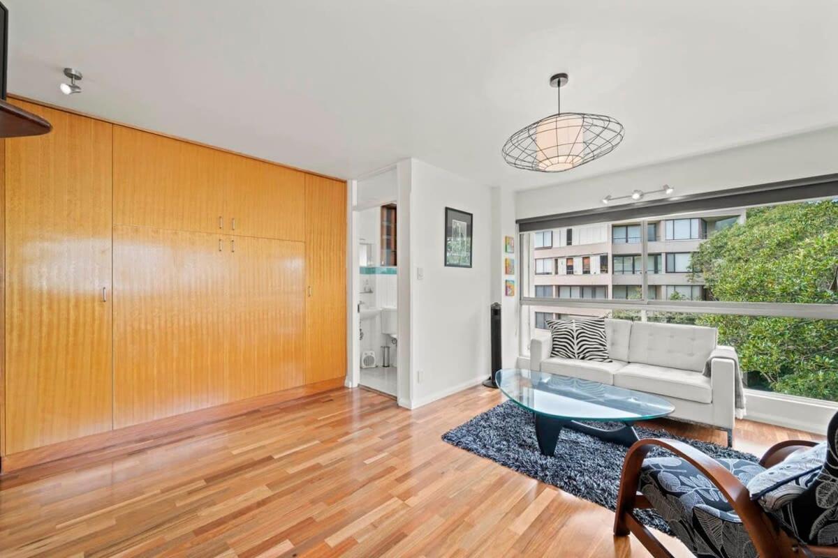 Heart Of The Minutes From Macleay Street