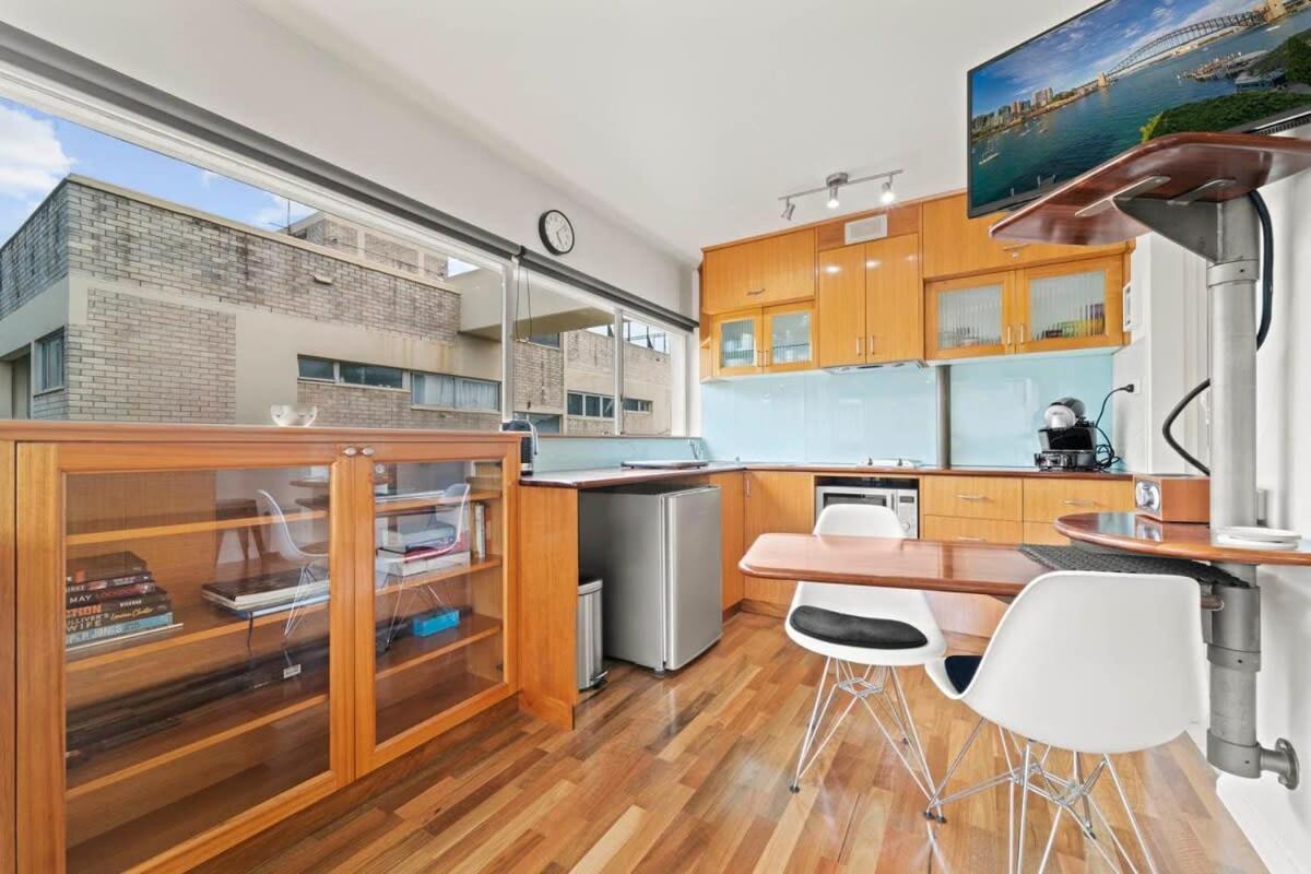 Heart Of The Minutes From Macleay Street Apartment