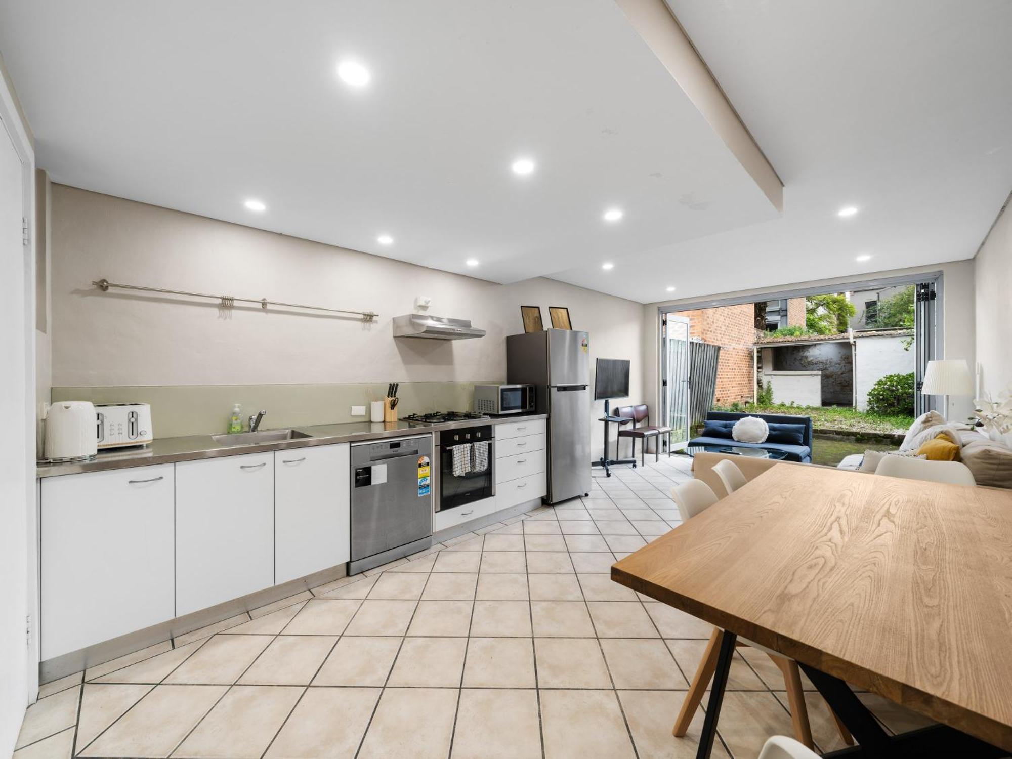Well-connected 4 Bedroom House & Station- 12 Mins Walk *