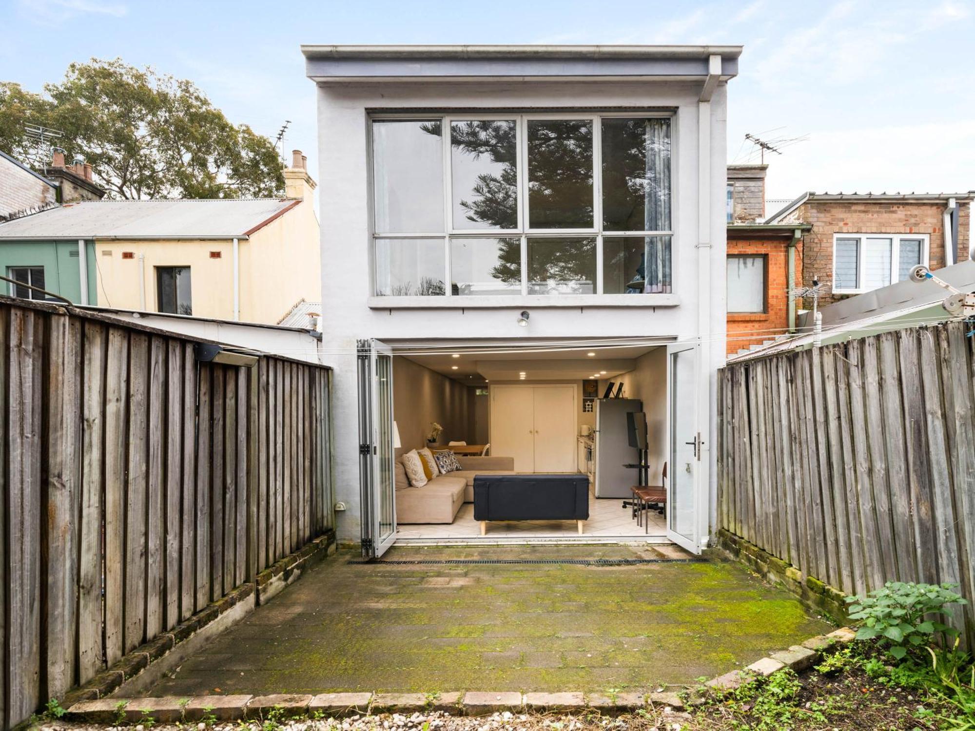 Well-connected 4 Bedroom House & Station- 12 Mins Walk Sydney