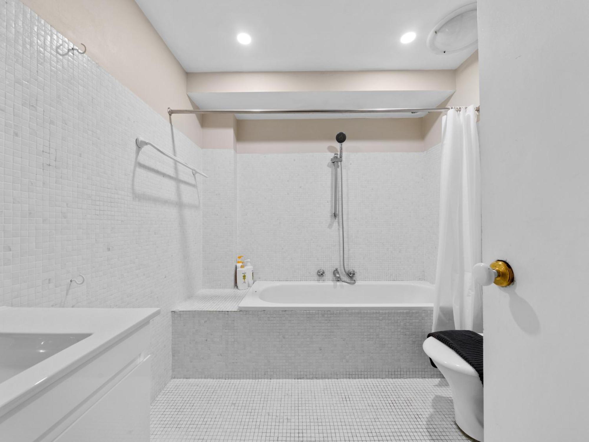 Well-connected 4 Bedroom House & Station- 12 Mins Walk * Sydney