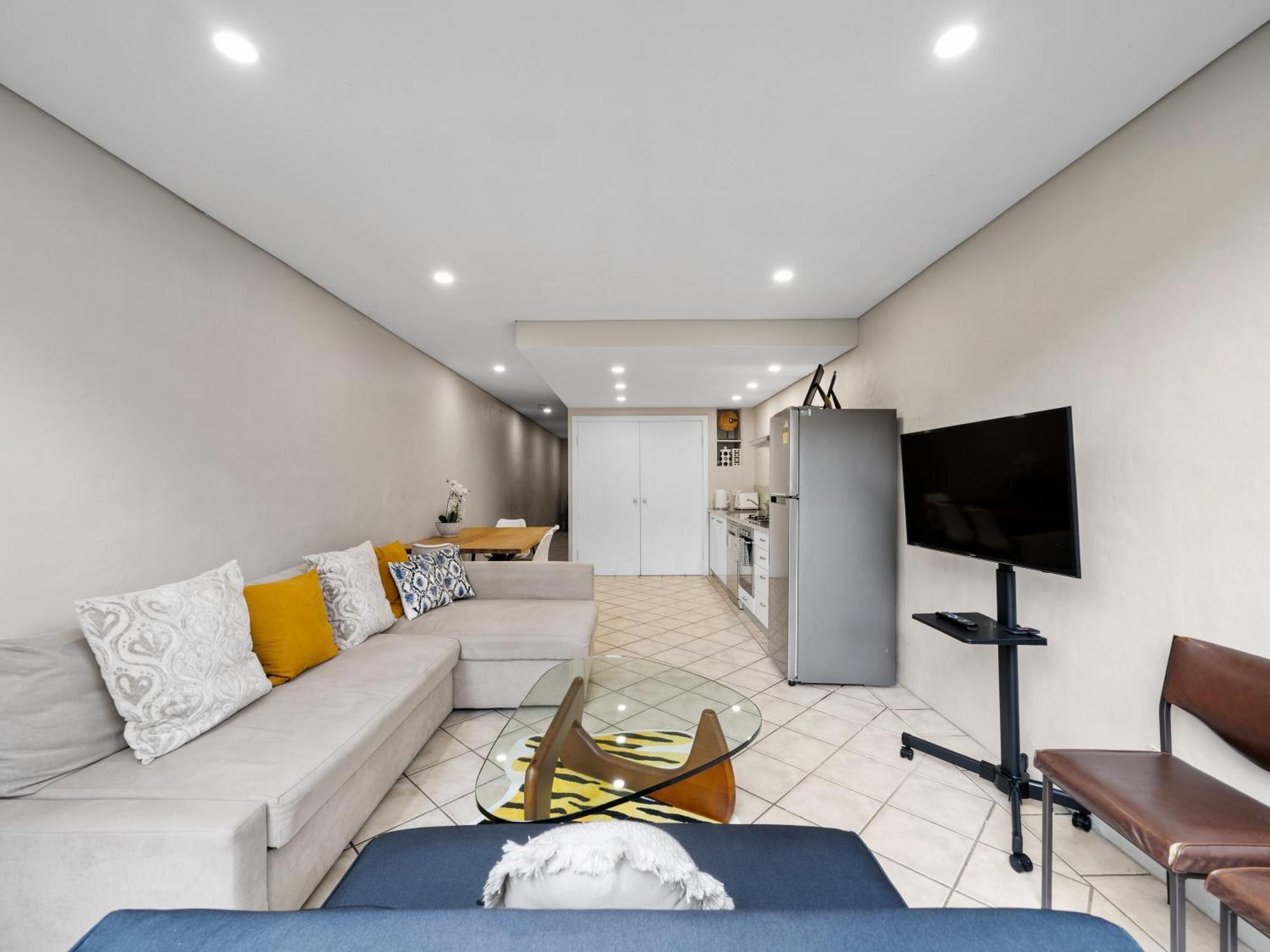 Well-connected 4 Bedroom House & Station- 12 Mins Walk Holiday home Sydney