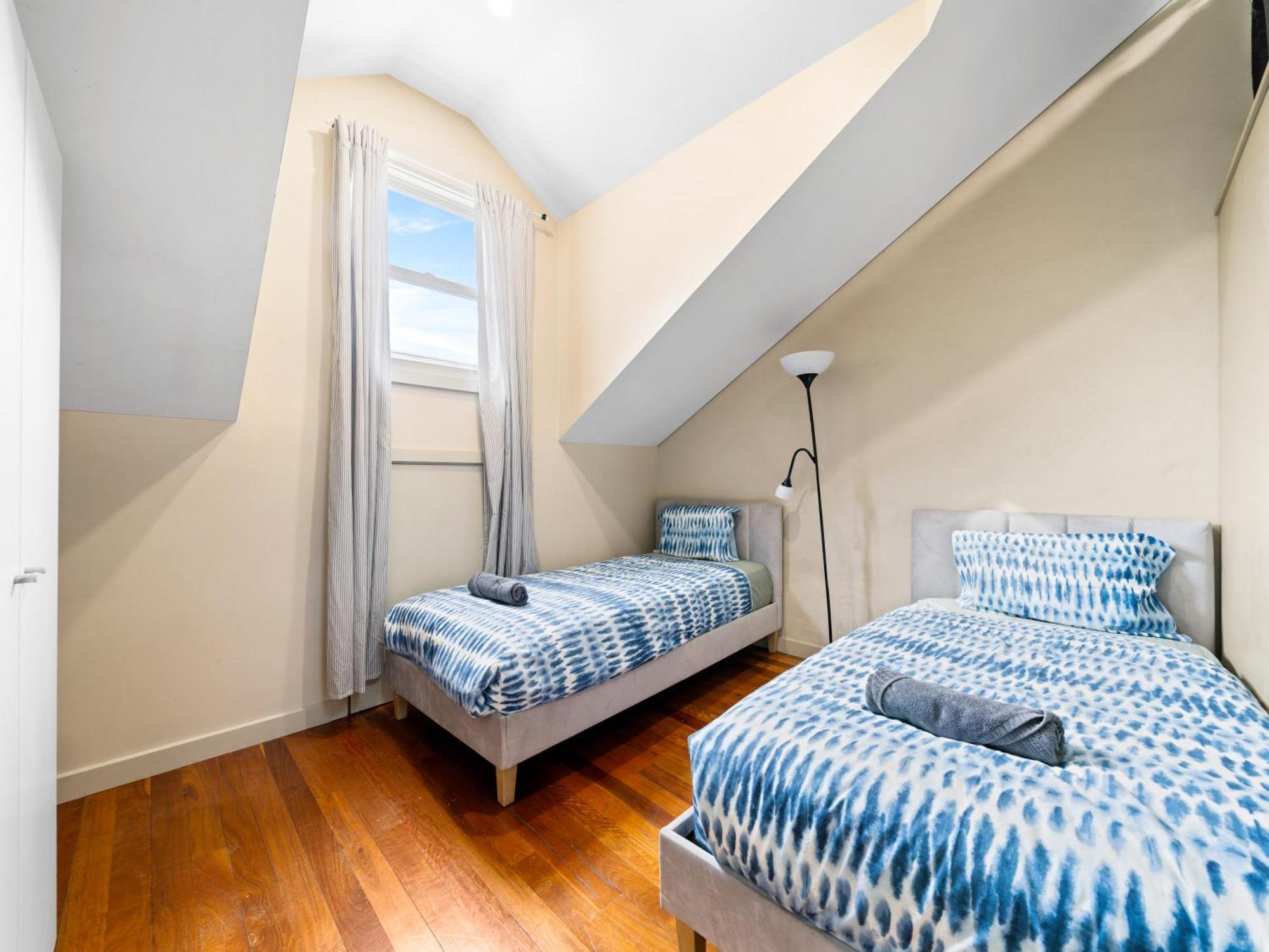 Well-connected 4 Bedroom House & Station- 12 Mins Walk * Sydney