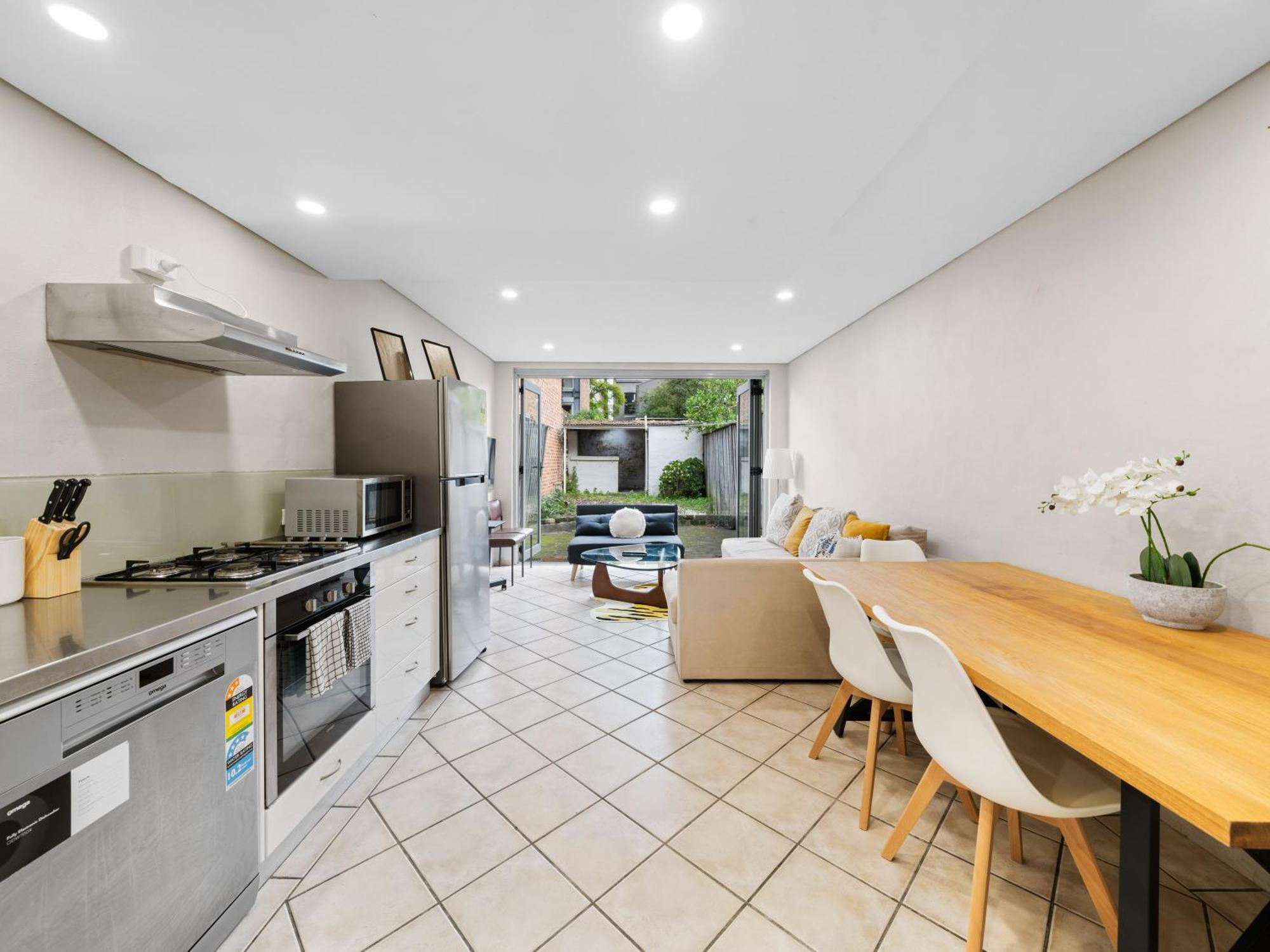 Well-connected 4 Bedroom House & Station- 12 Mins Walk