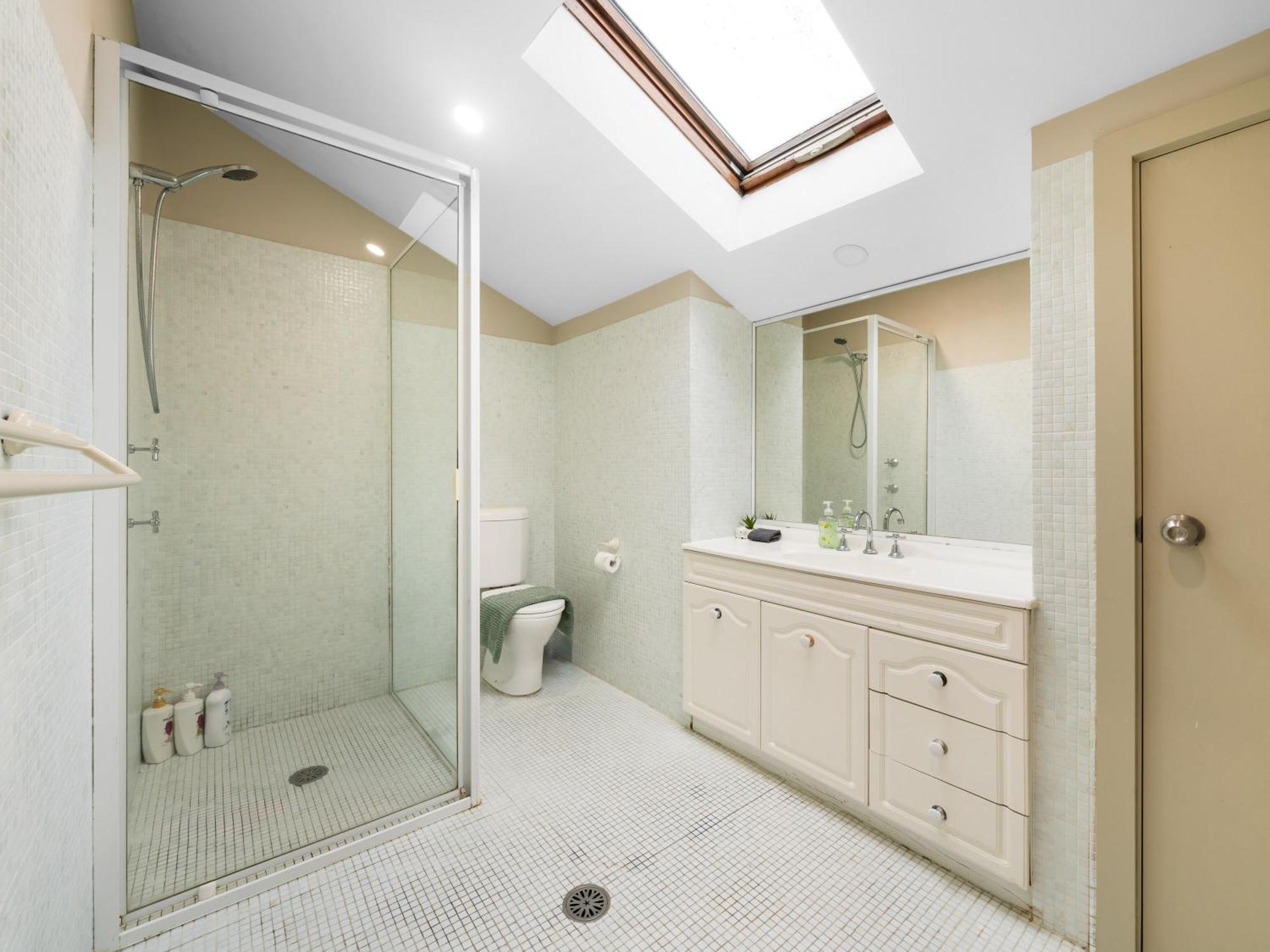 Well-connected 4 Bedroom House & Station- 12 Mins Walk Sydney