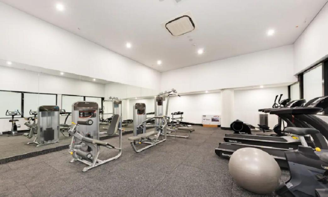 Apartment Amazing 1 Bedroom With Large Living & Extra Sleeping Space -up To 5 Ppl Gym Jacuzzi Pool Sauna And Garden With Bbq *