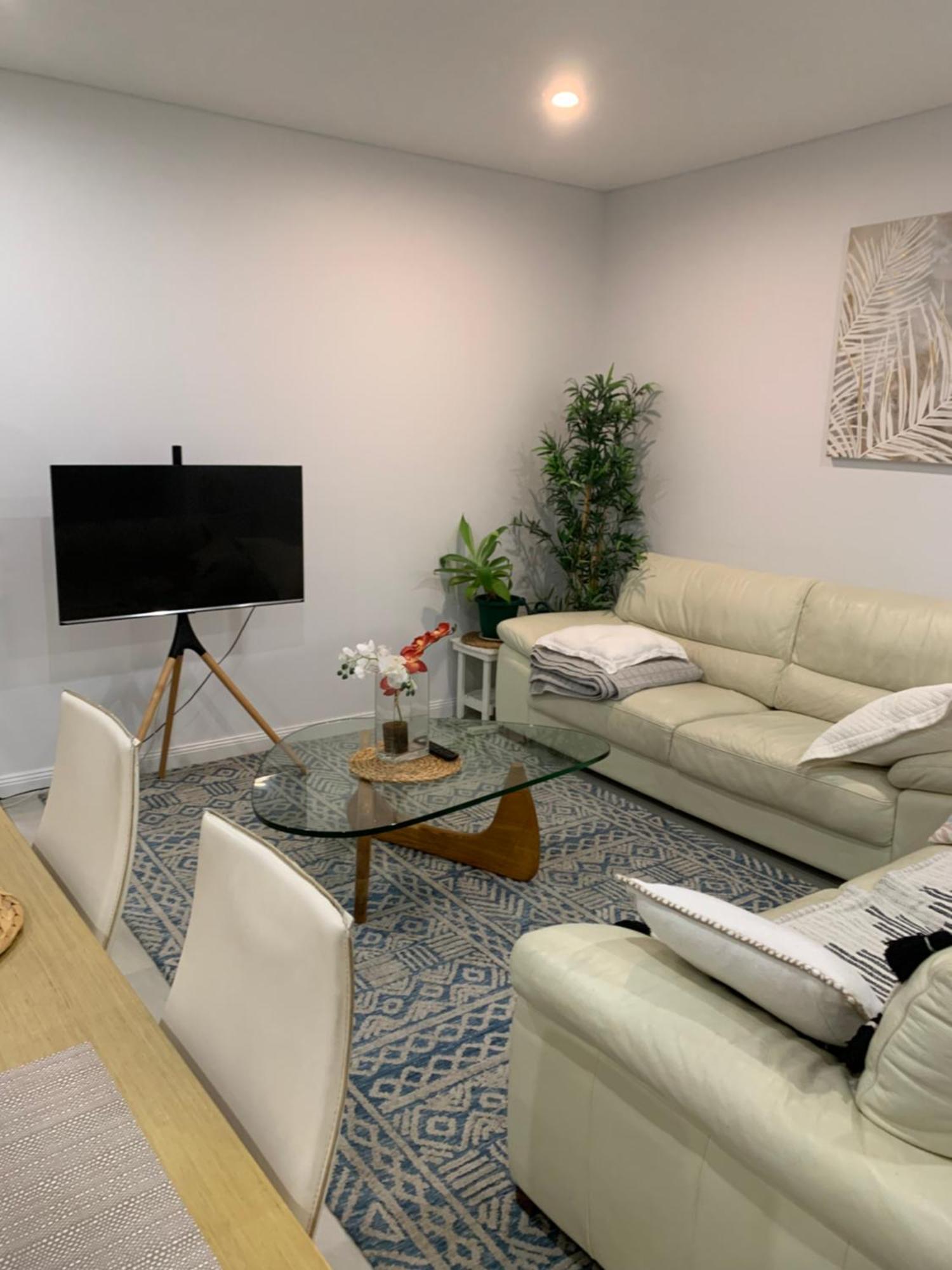 Amazing 1 Bedroom With Large Living & Extra Sleeping Space -up To 5 Ppl Gym Jacuzzi Pool Sauna And Garden With Bbq Apartment