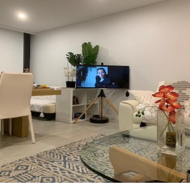 Amazing 1 Bedroom With Large Living & Extra Sleeping Space -up To 5 Ppl Gym Jacuzzi Pool Sauna And Garden With Bbq * Sydney