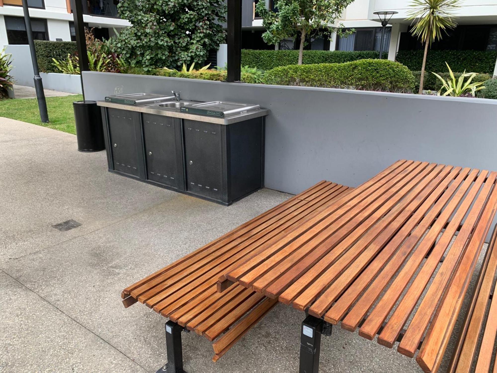Amazing 1 Bedroom With Large Living & Extra Sleeping Space -up To 5 Ppl Gym Jacuzzi Pool Sauna And Garden With Bbq * Sydney