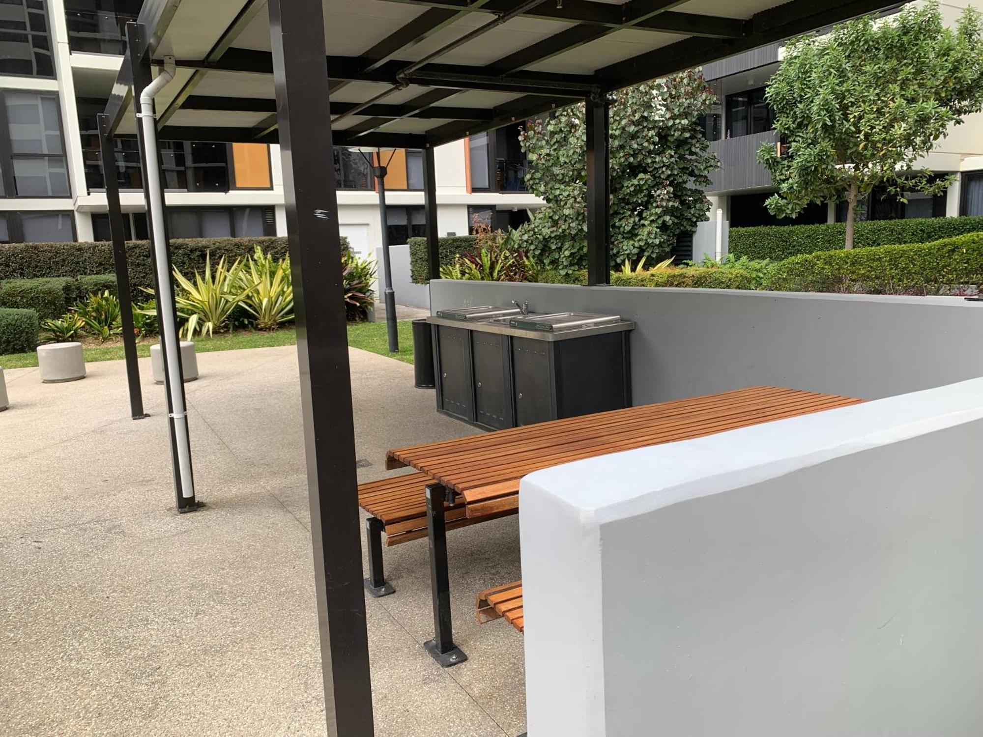 Apartment Amazing 1 Bedroom With Large Living & Extra Sleeping Space -up To 5 Ppl Gym Jacuzzi Pool Sauna And Garden With Bbq Sydney