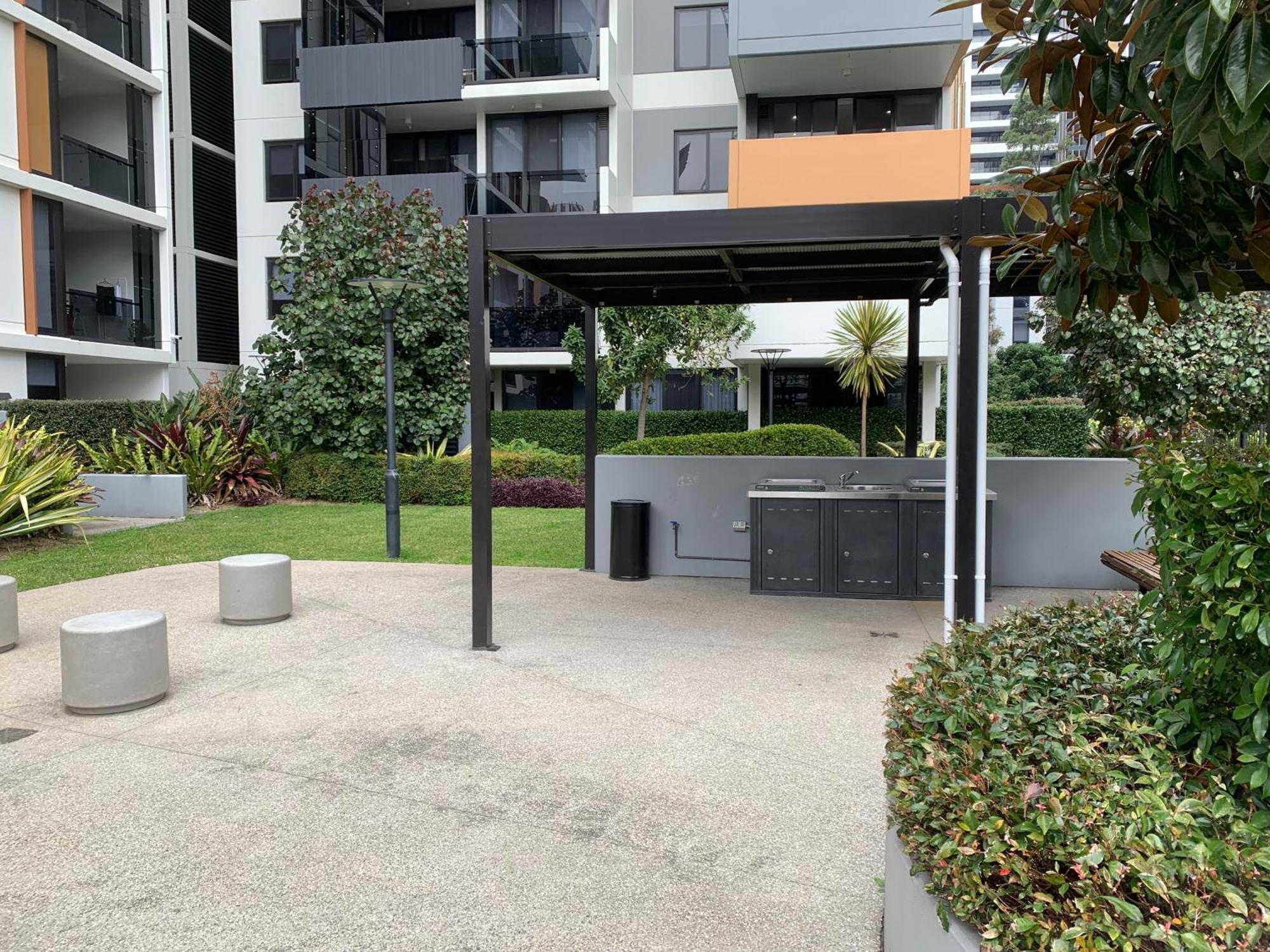 Amazing 1 Bedroom With Large Living & Extra Sleeping Space -up To 5 Ppl Gym Jacuzzi Pool Sauna And Garden With Bbq Apartment