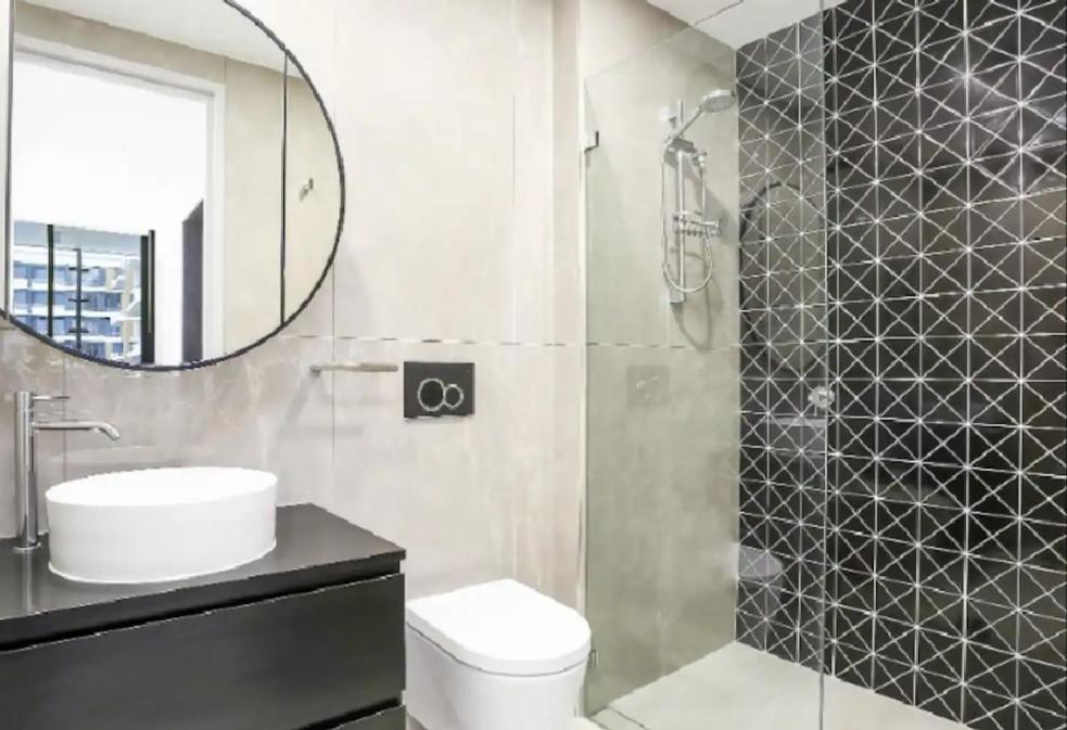 Amazing 1 Bedroom With Large Living & Extra Sleeping Space -up To 5 Ppl Gym Jacuzzi Pool Sauna And Garden With Bbq