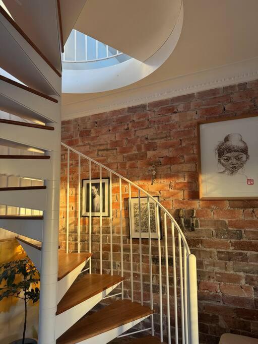 Spacious 4-bedroom Manly Apartment, Balcony, Bath & Fireplace, 2 Min To Sydney