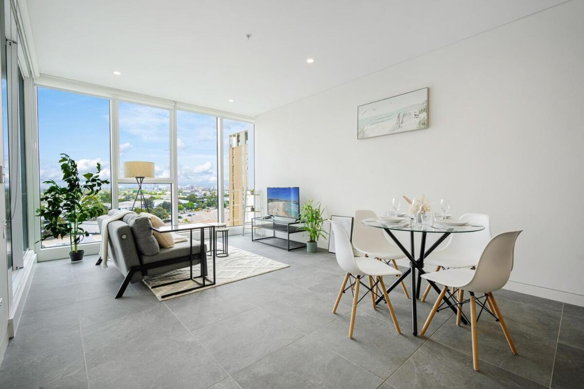 Olympic Park Modern Near Train Shops With Pool Apartment