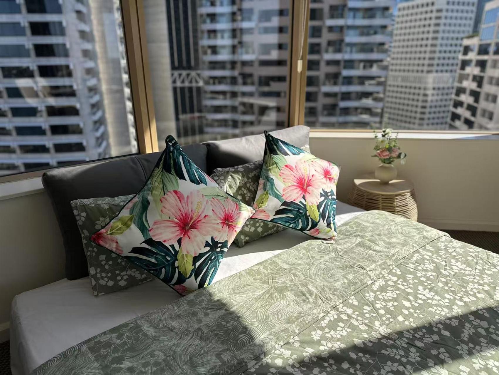 Fancy With Water View In The Rocks