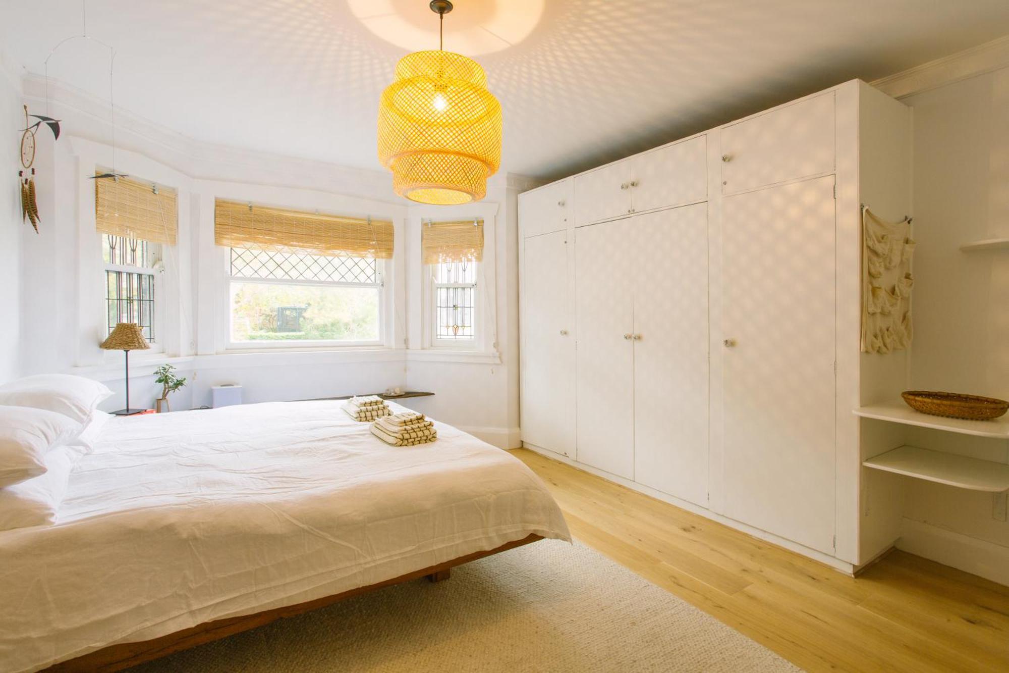 Apartment Spacious 4-bedroom Manly Apartment, Balcony, Bath & Fireplace, 2 Min To *