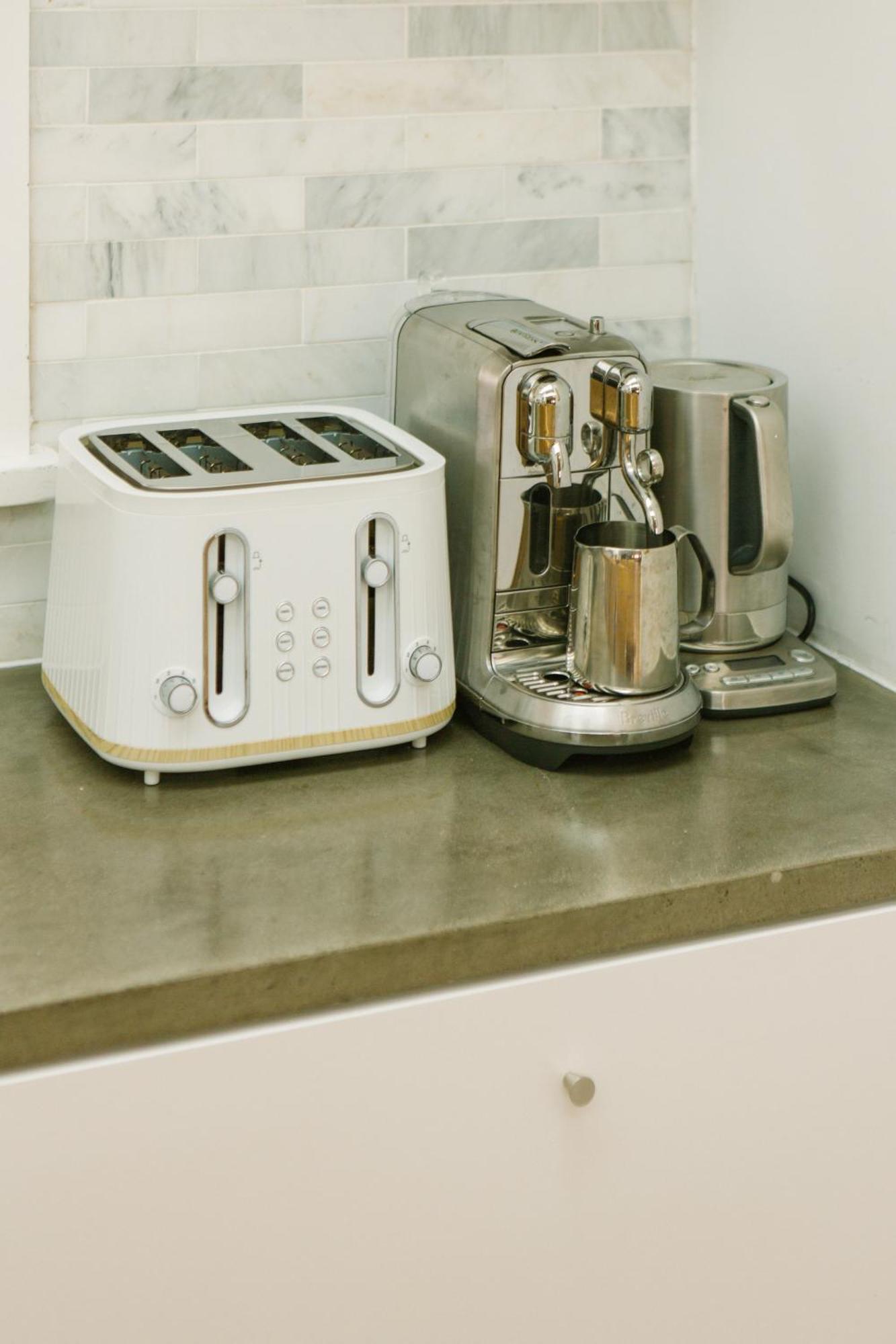 Apartment Spacious 4-bedroom Manly Apartment, Balcony, Bath & Fireplace, 2 Min To