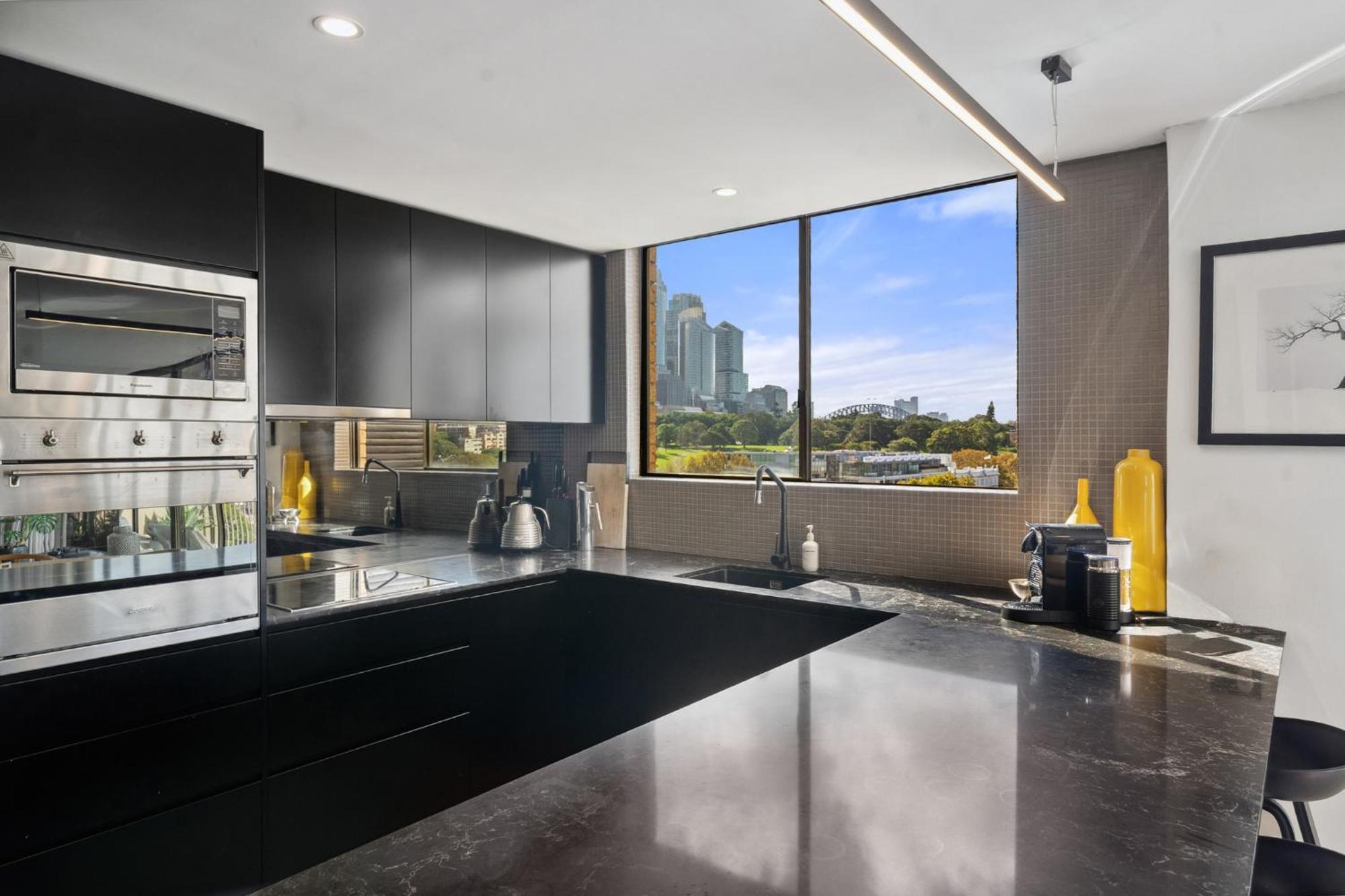Inner Harbour Views With Parking Apartment